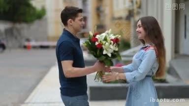 迷人的褐发女子收到一束花浪漫的<strong>约会</strong>英俊的年轻人给束美丽的花给他